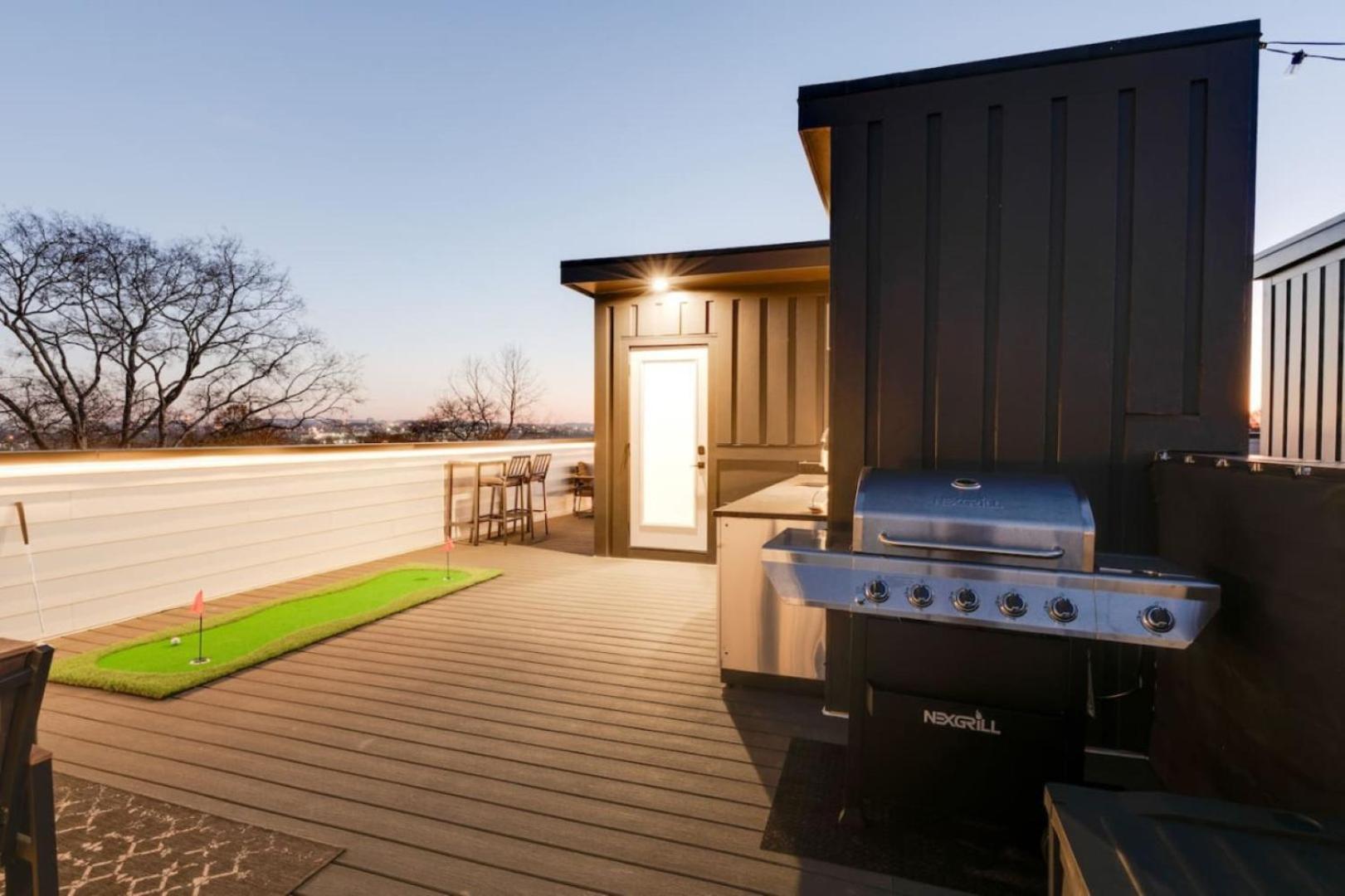 Luxury With Stunning Rooftop Views! Apartment *