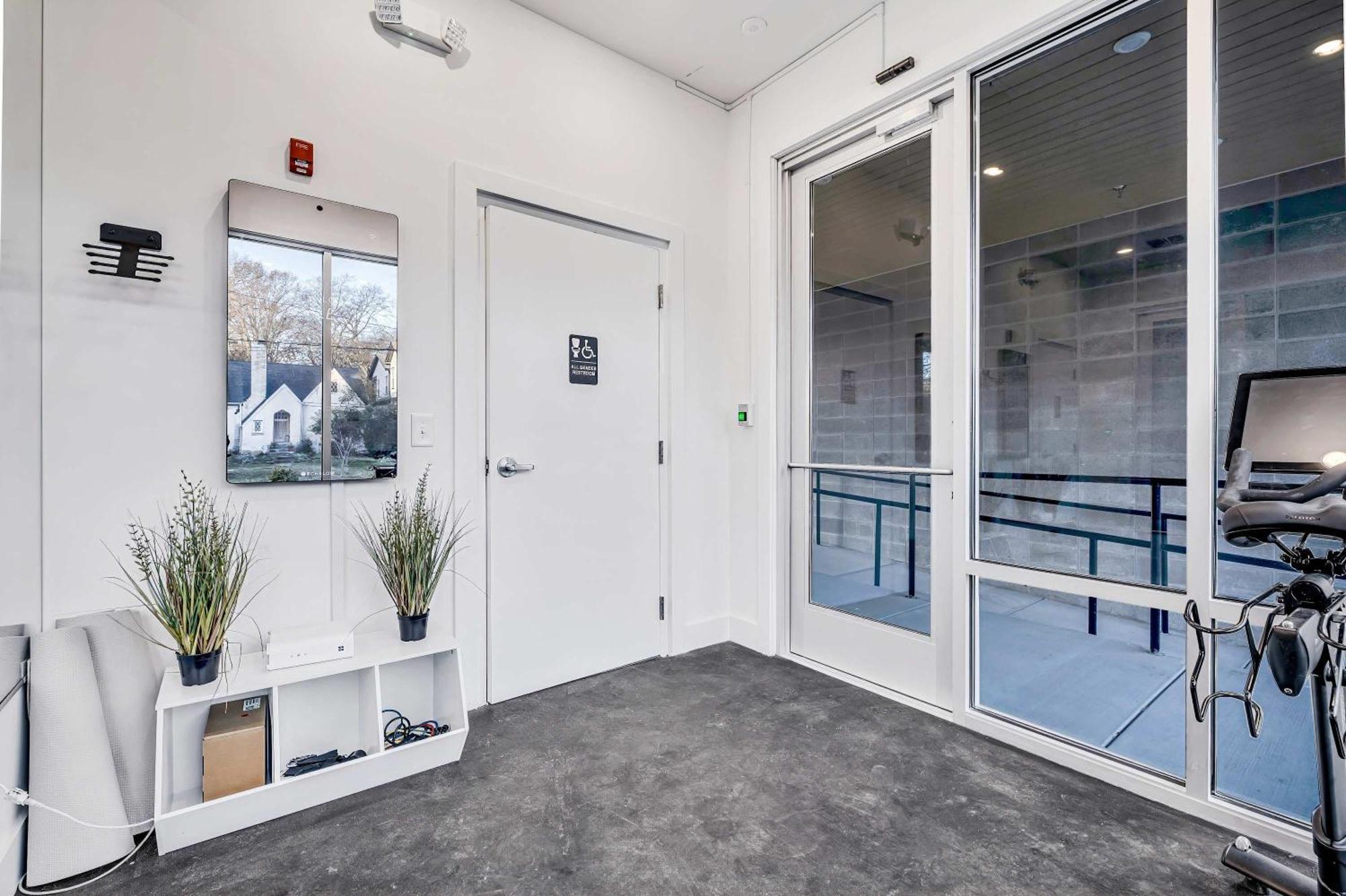 Apartment Rooftop Views Stylish Decor Nash Downtown Access *