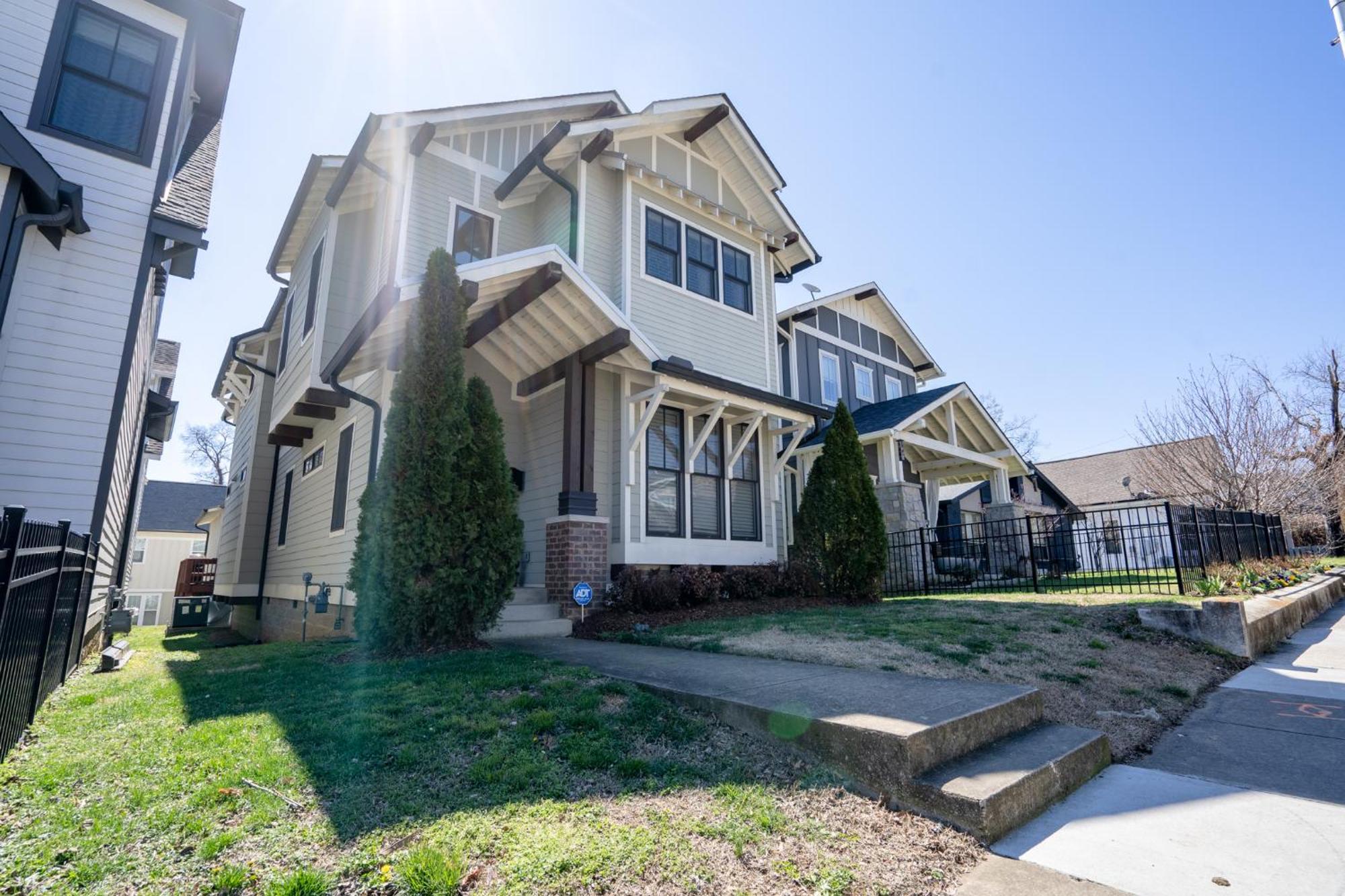 1103 Lawrence Ave Hbr * Nashville