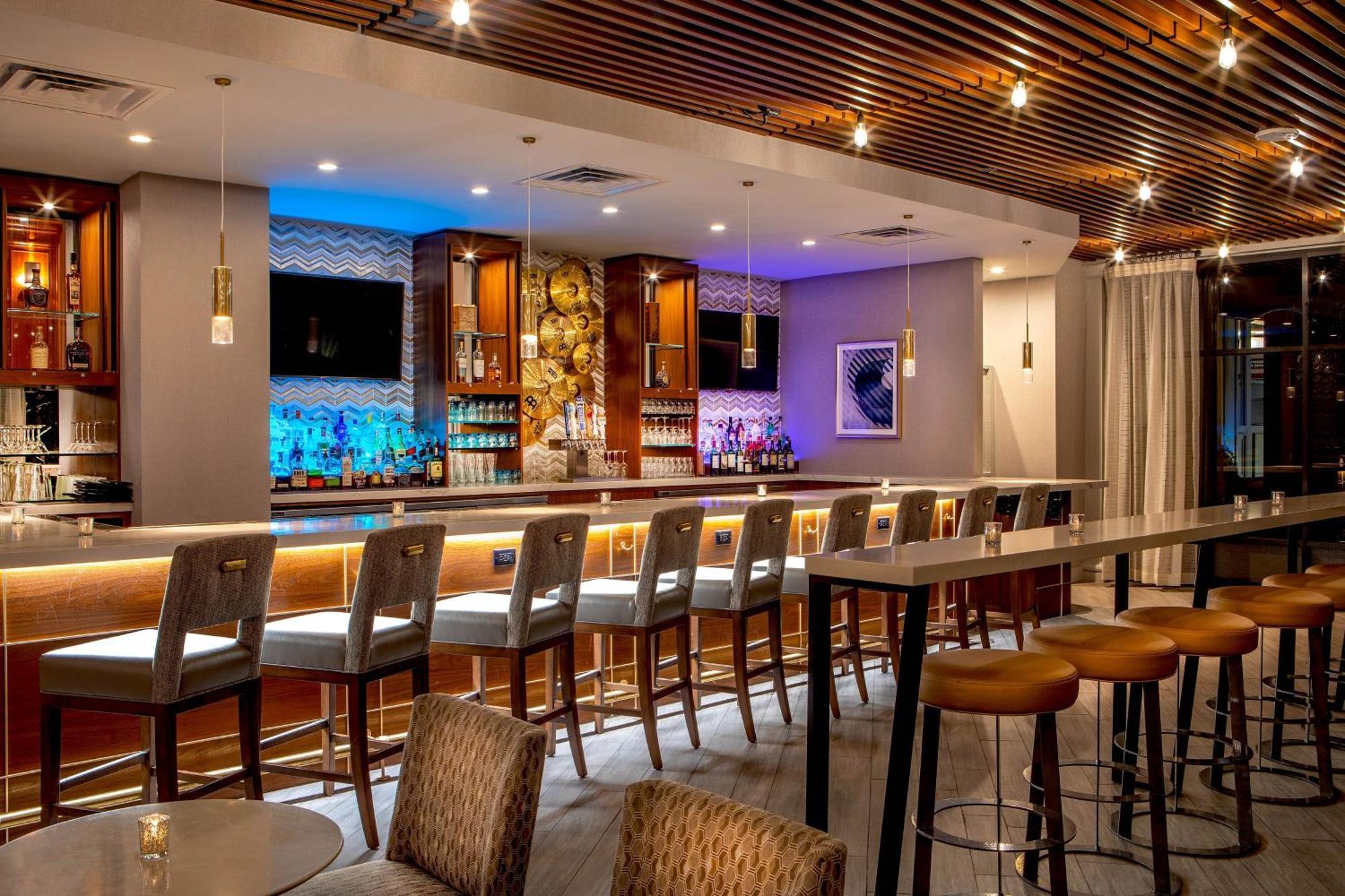 Hotel Sheraton Music City Airport 4*