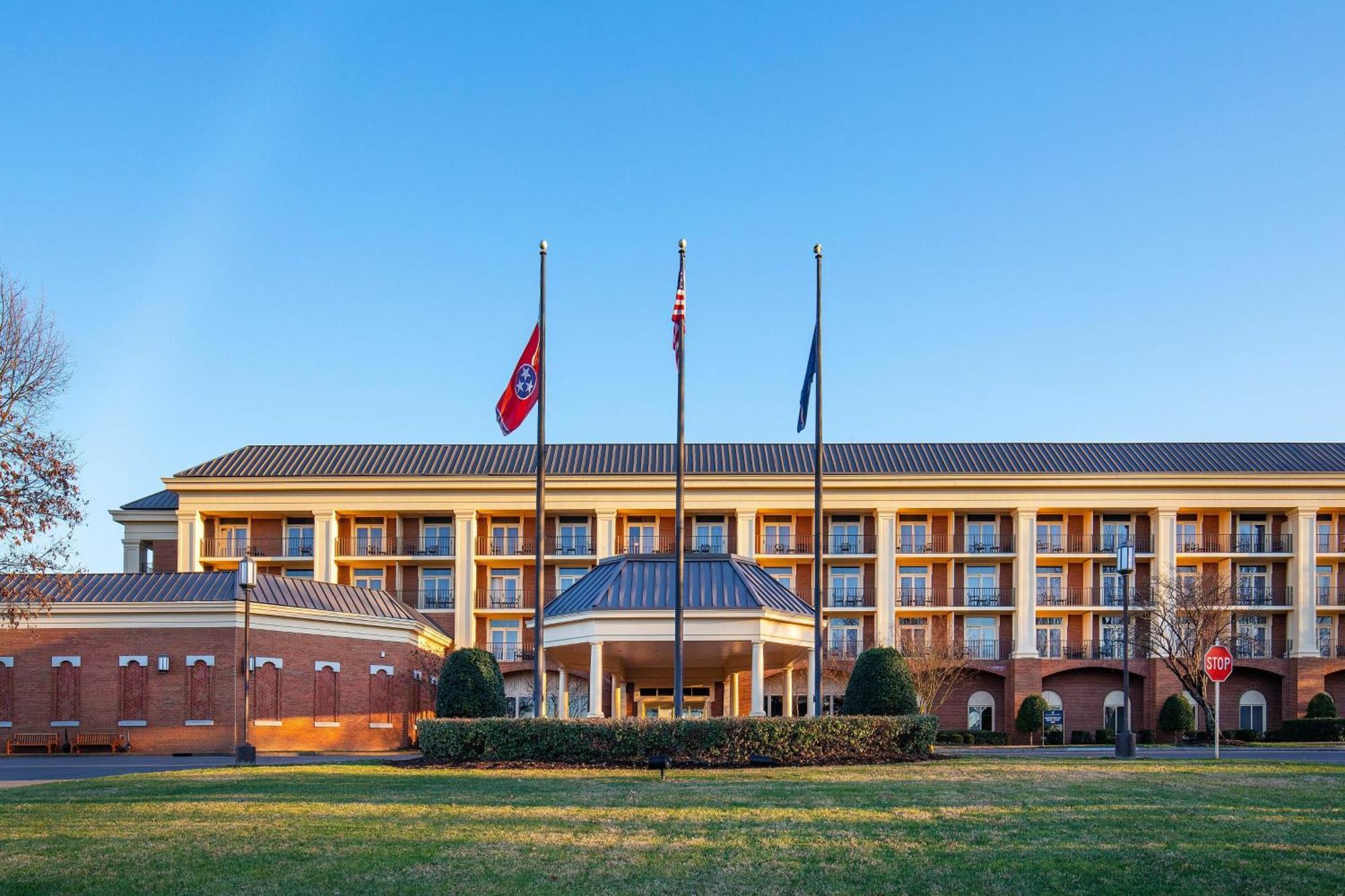 Hotel Sheraton Music Airport 4*
