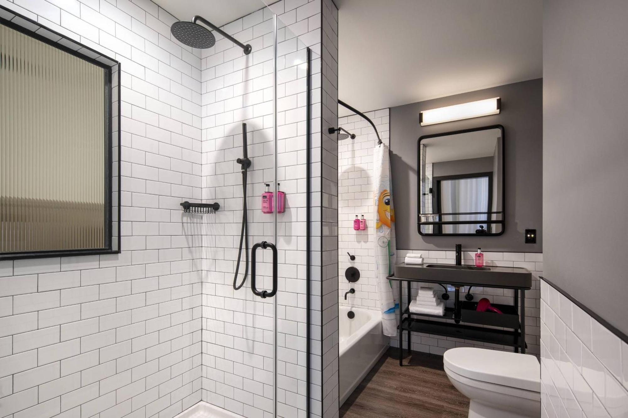 Hotel Moxy Vanderbilt Area