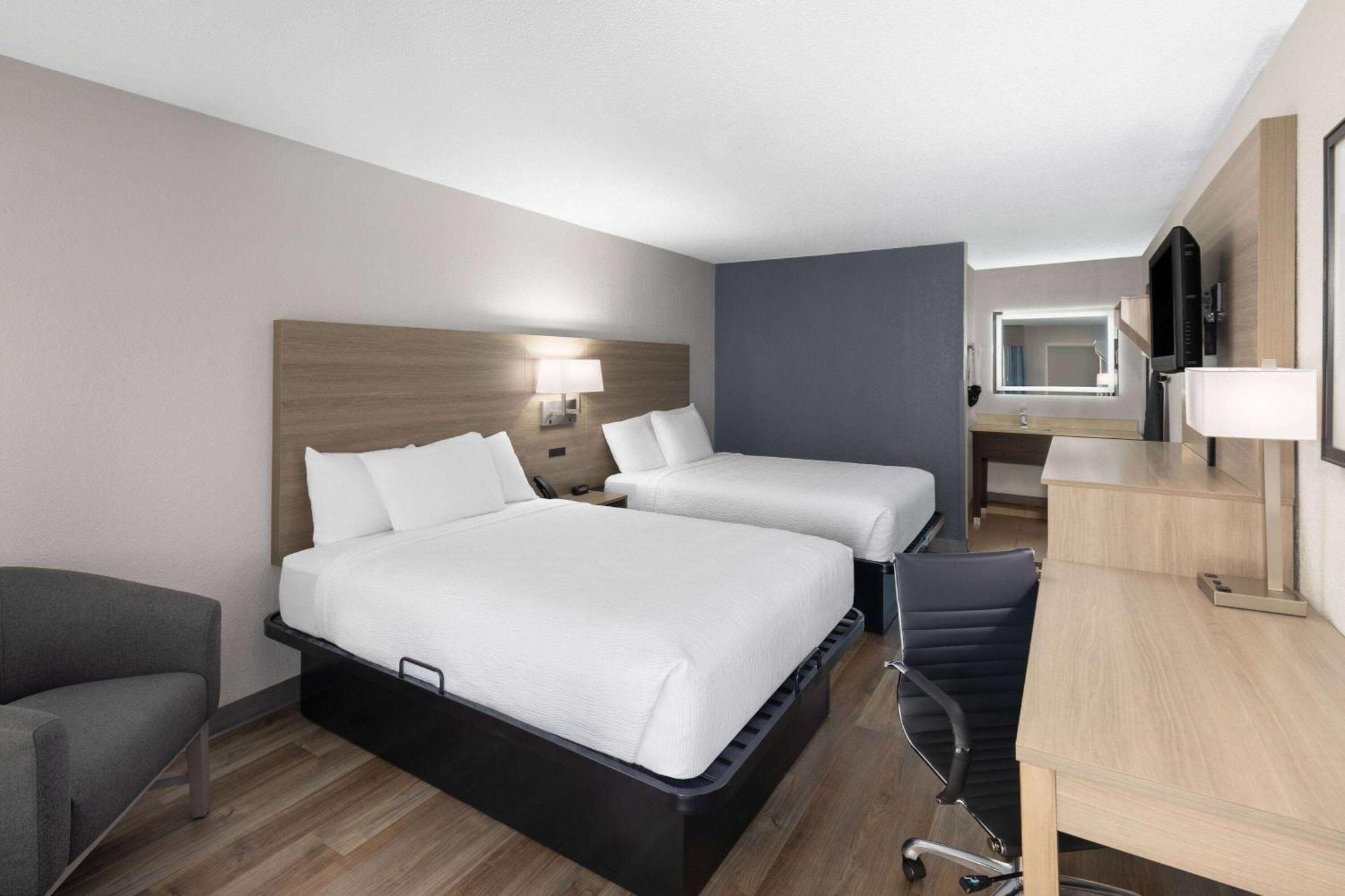 Baymont By Wyndham Airport Hotel 2*