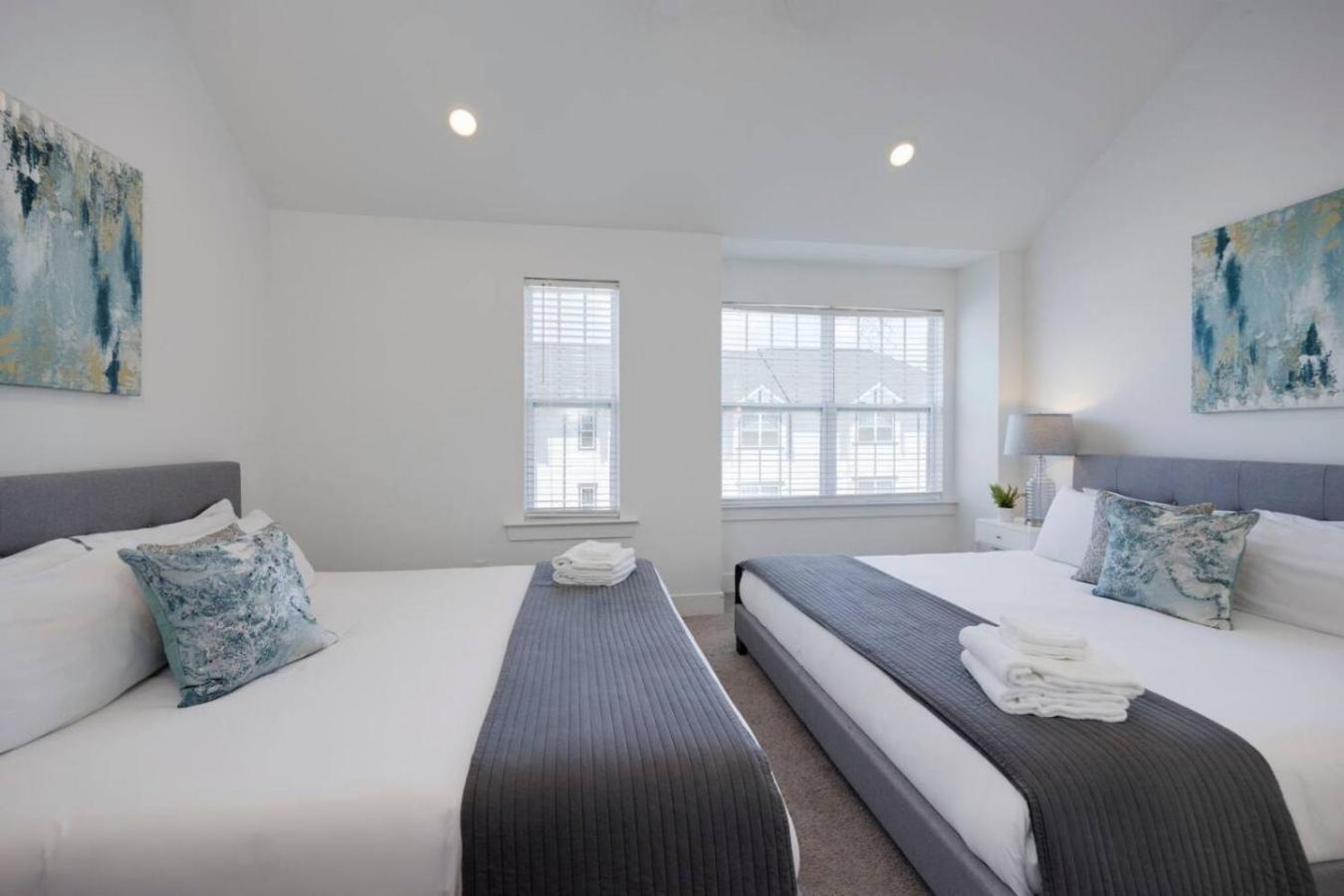 Minutes To Broadway Stylish Gated Townhome Holiday home