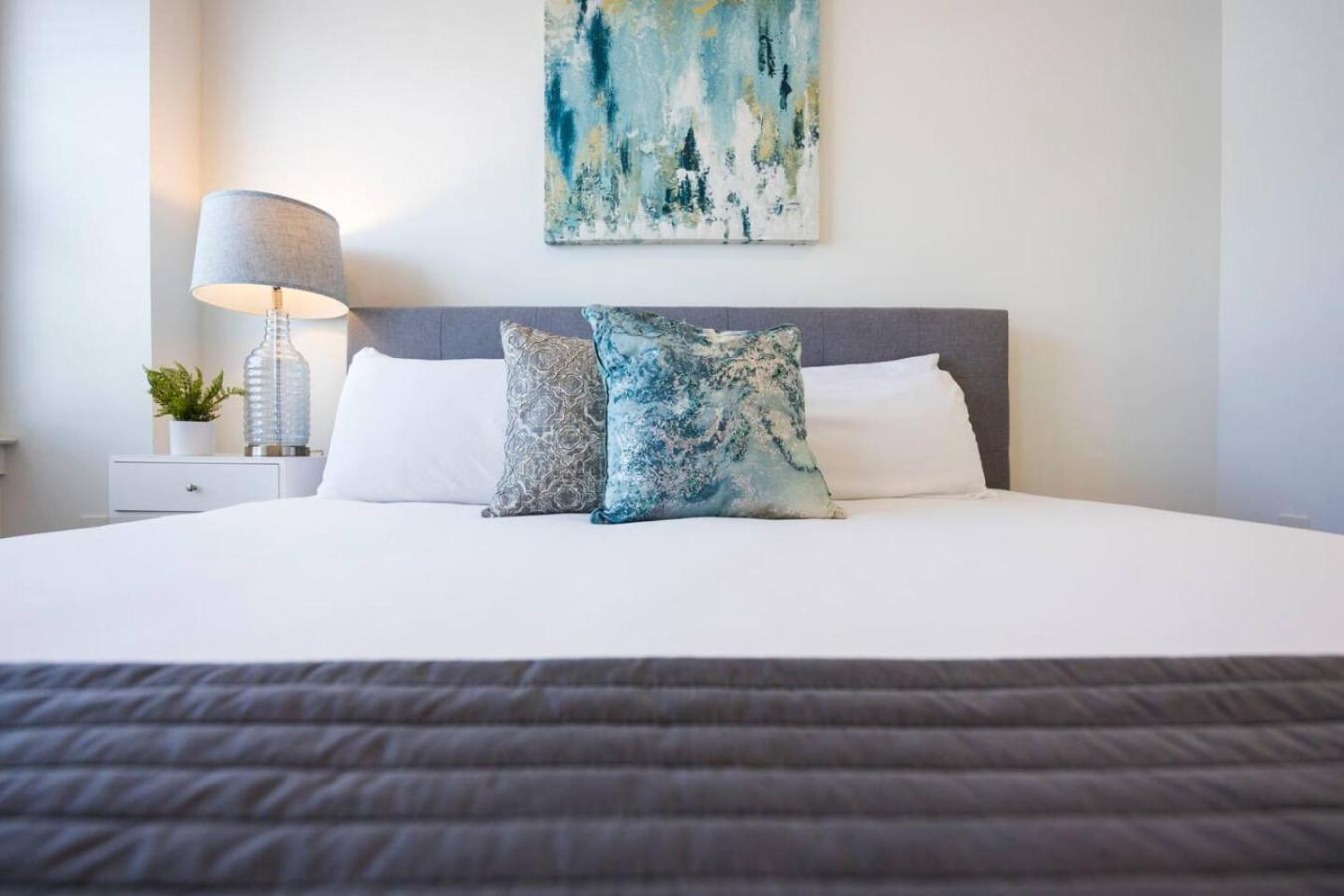 Minutes To Broadway Stylish Gated Townhome Holiday home