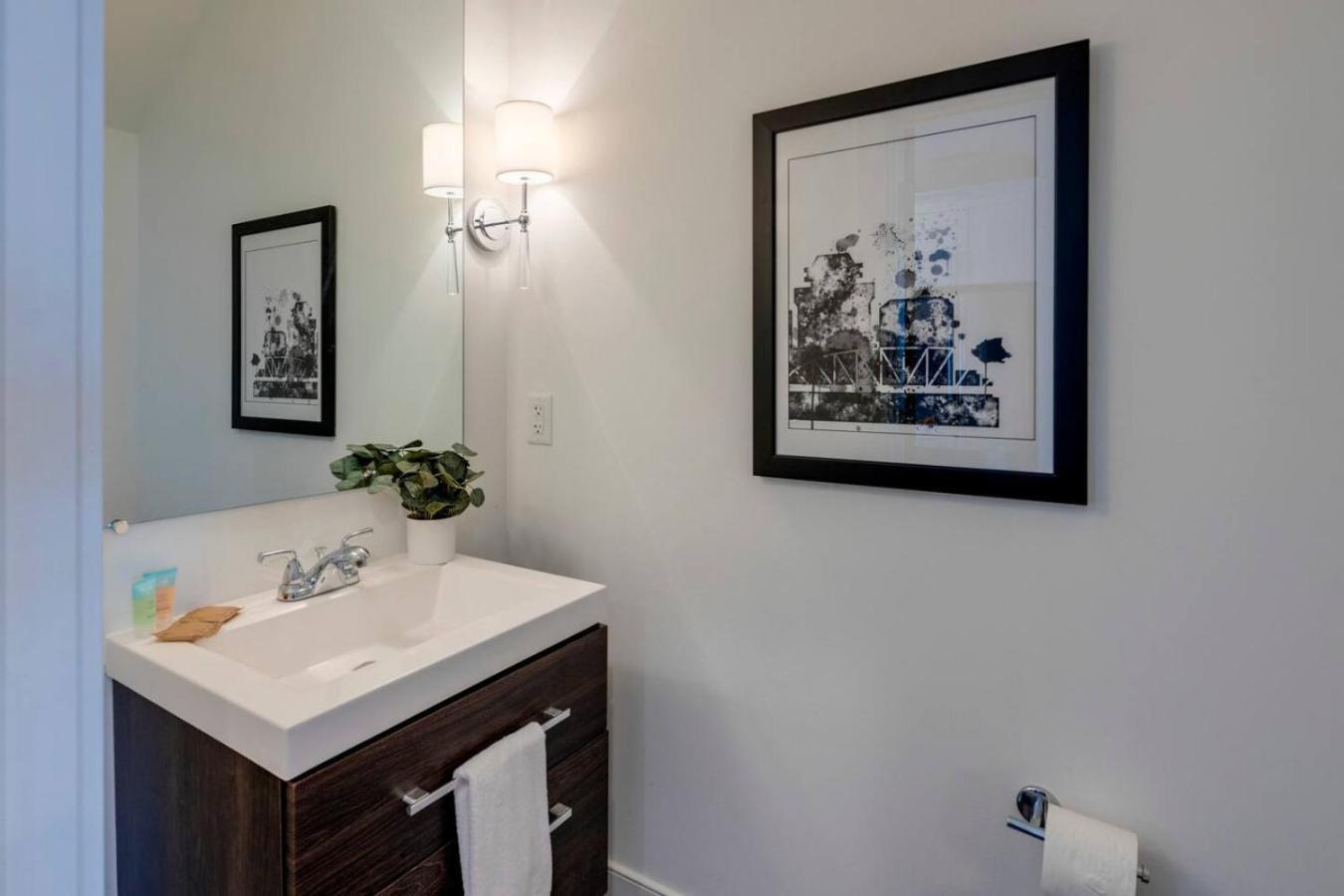 Minutes To Broadway Stylish Gated Townhome Holiday home *