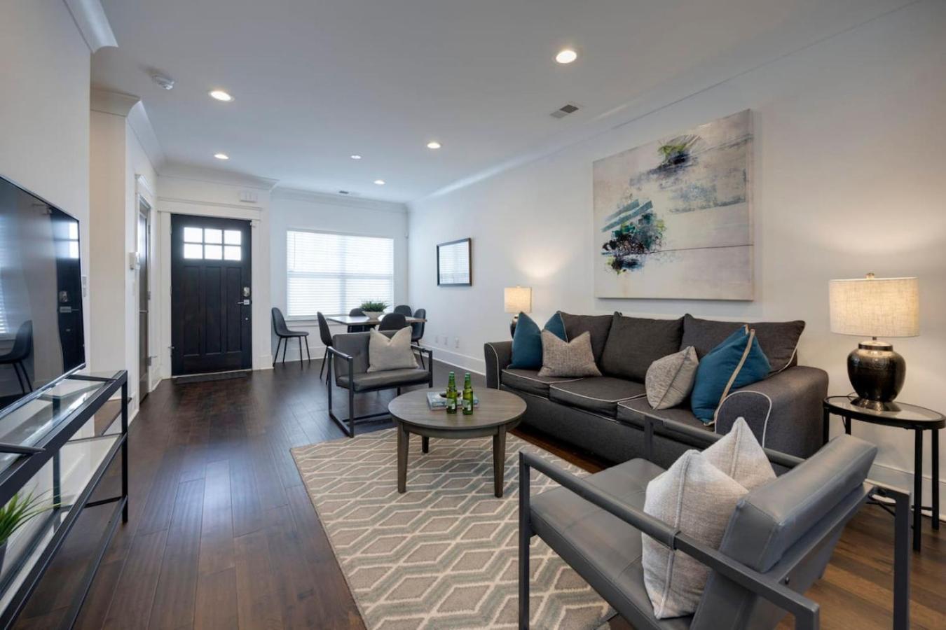 Minutes To Broadway Stylish Gated Townhome *