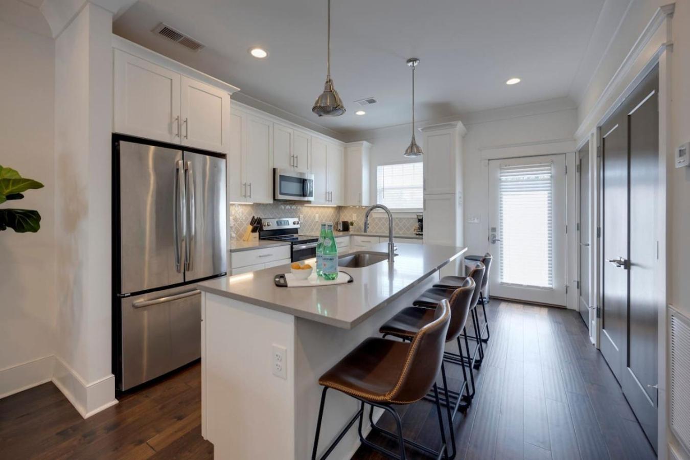 Minutes To Broadway Stylish Gated Townhome * Nashville