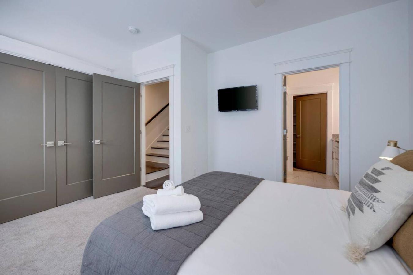 Minutes To Broadway Unwind In Style Holiday home *