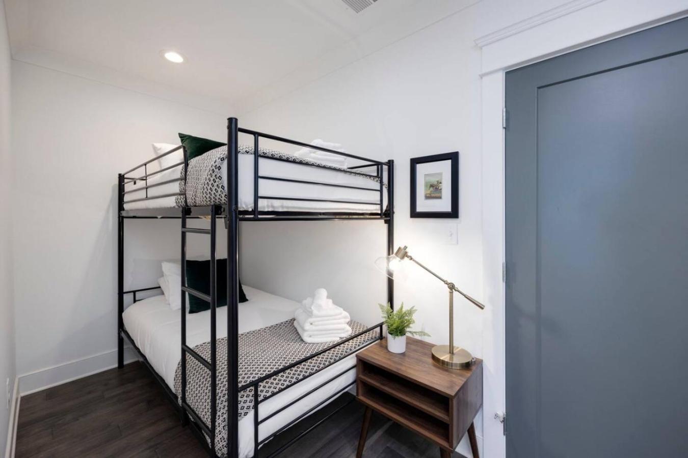 Holiday home Beautiful Music Townhome Great Location *