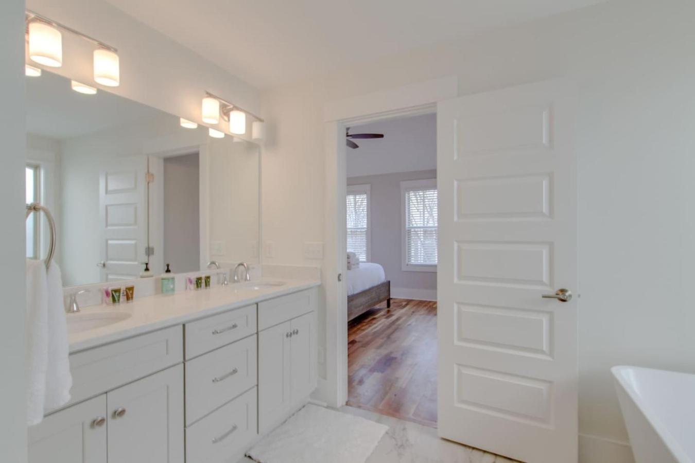 East Nash Luxury Four Bedrooms Huge Rooftop Patio