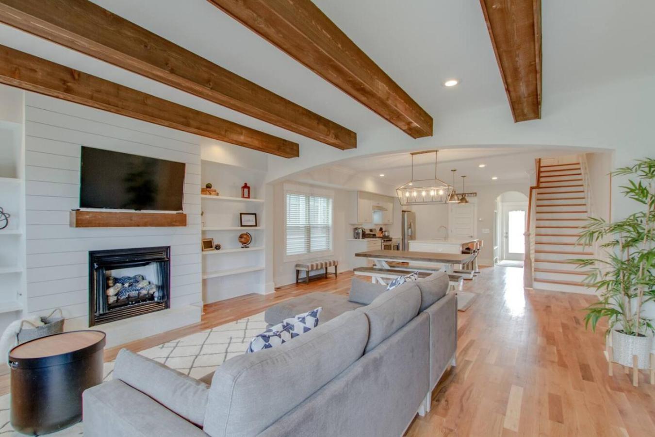 East Nash Luxury Four Bedrooms Huge Rooftop Patio Holiday home *
