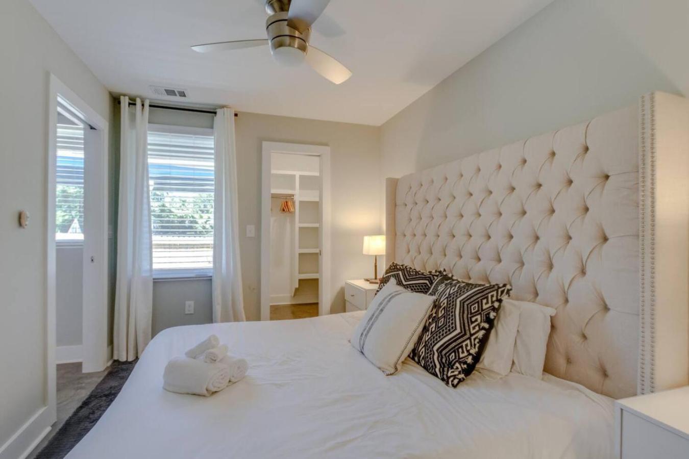 Holiday home Chic Private Rooftop Minutes To Downtown *