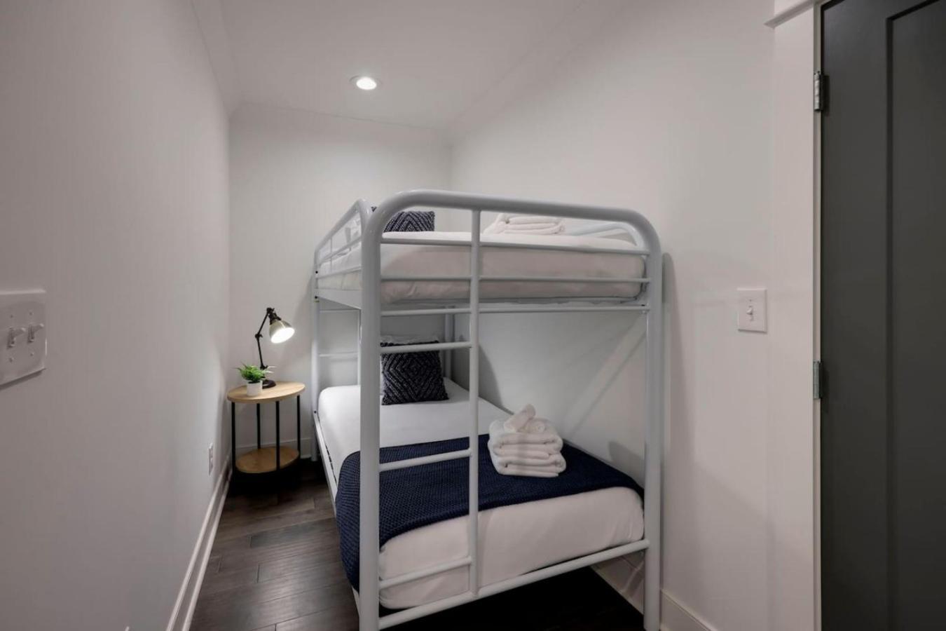 Minutes To Broadway Gorgeous Gated Townhome Nashville