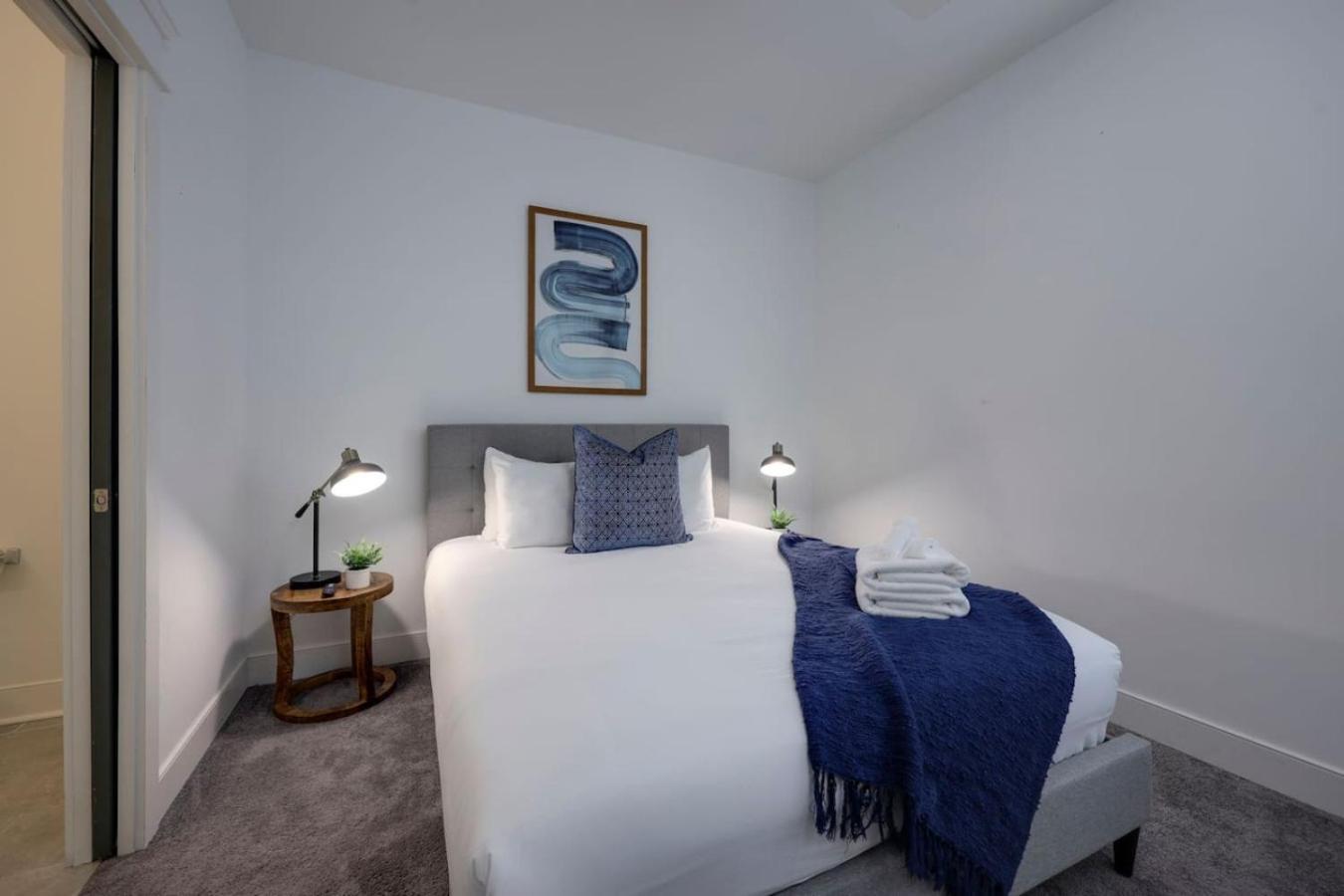 Minutes To Broadway Gorgeous Gated Townhome Holiday home