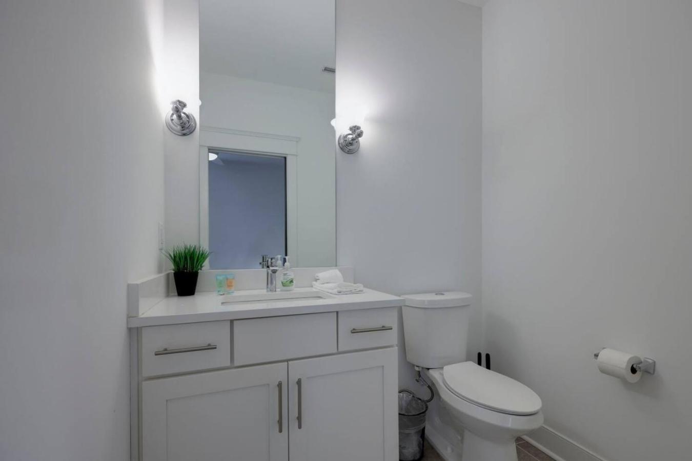 Minutes To Broadway Gorgeous Gated Townhome