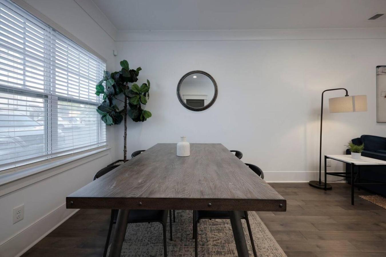 Minutes To Broadway Gorgeous Gated Townhome * Nashville