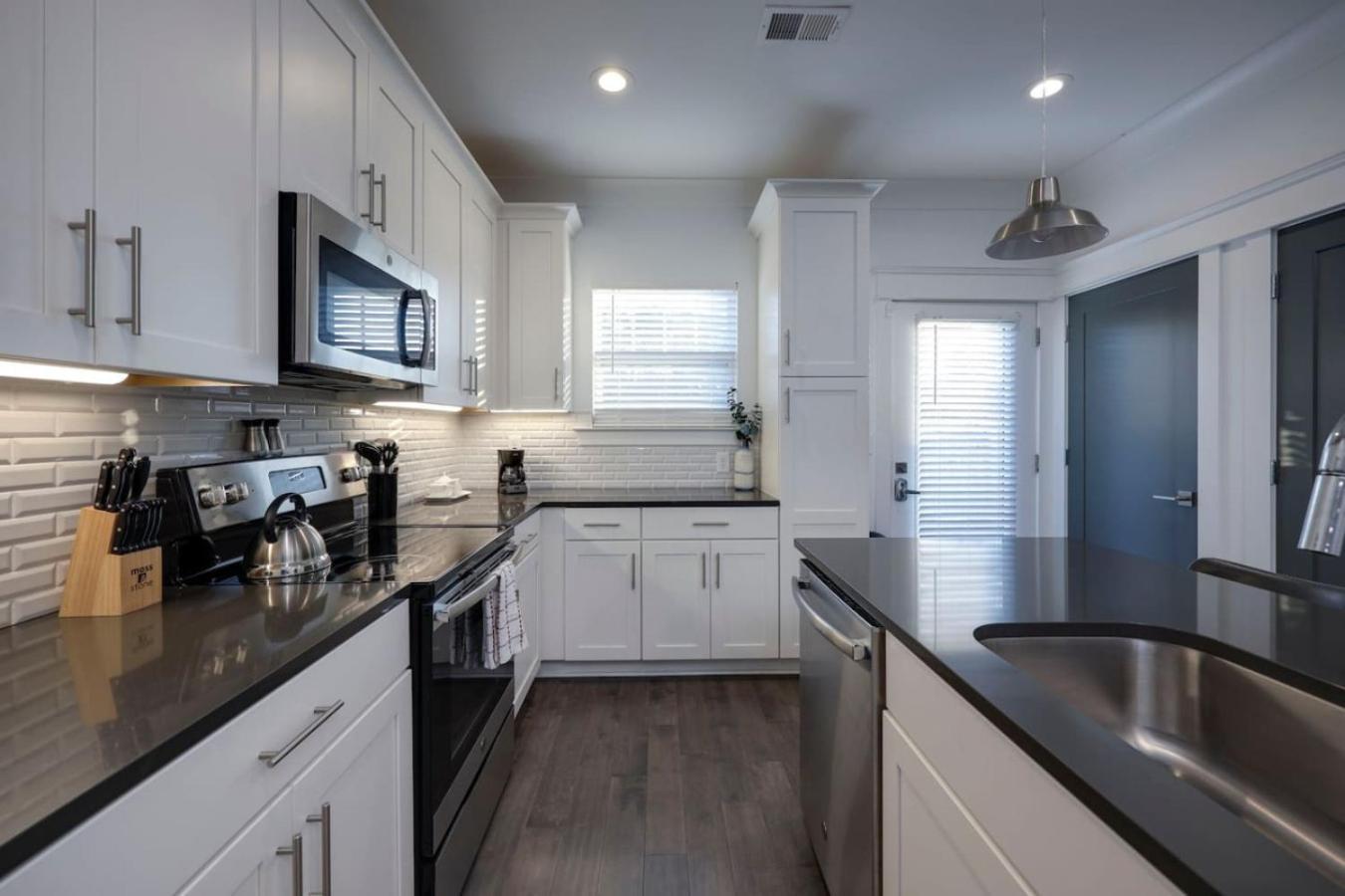 Minutes To Broadway Gorgeous Gated Townhome Holiday home *