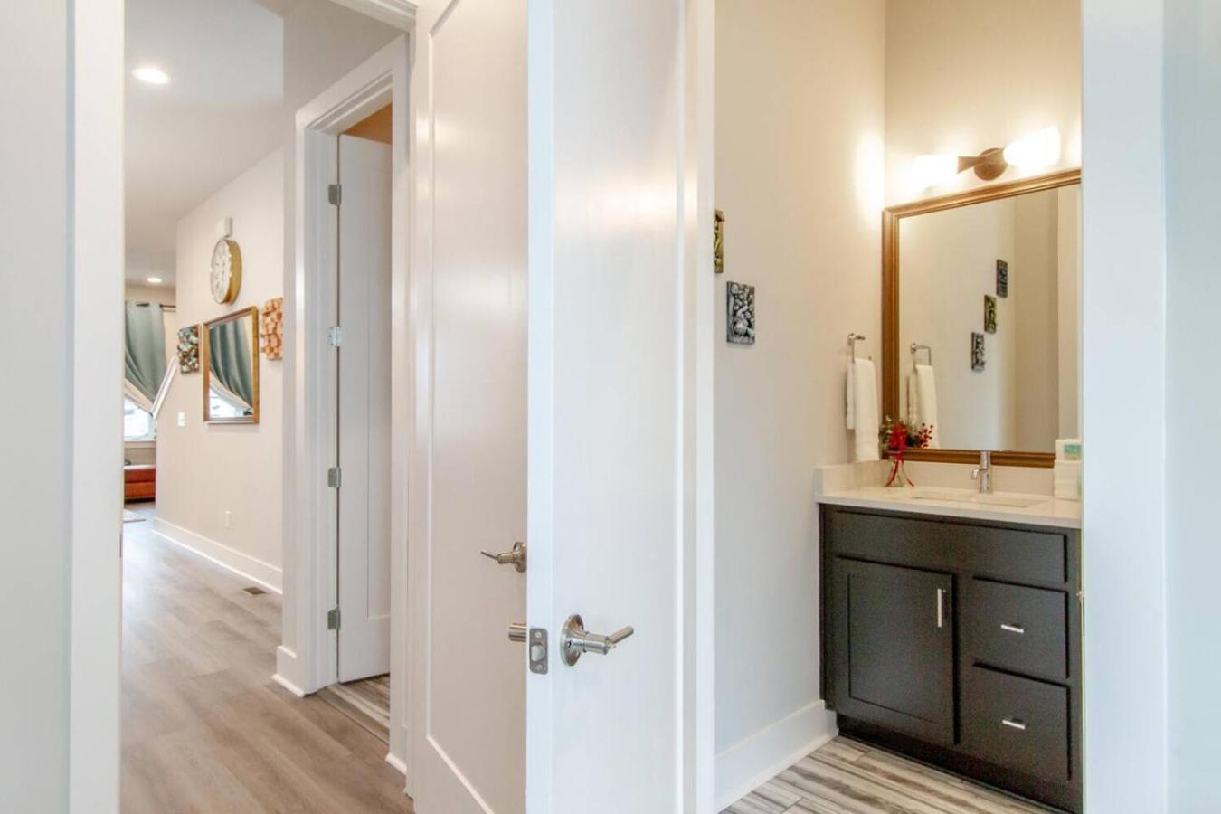 Spacious Contemporary Townhome With Private Rooftop Holiday home Nashville