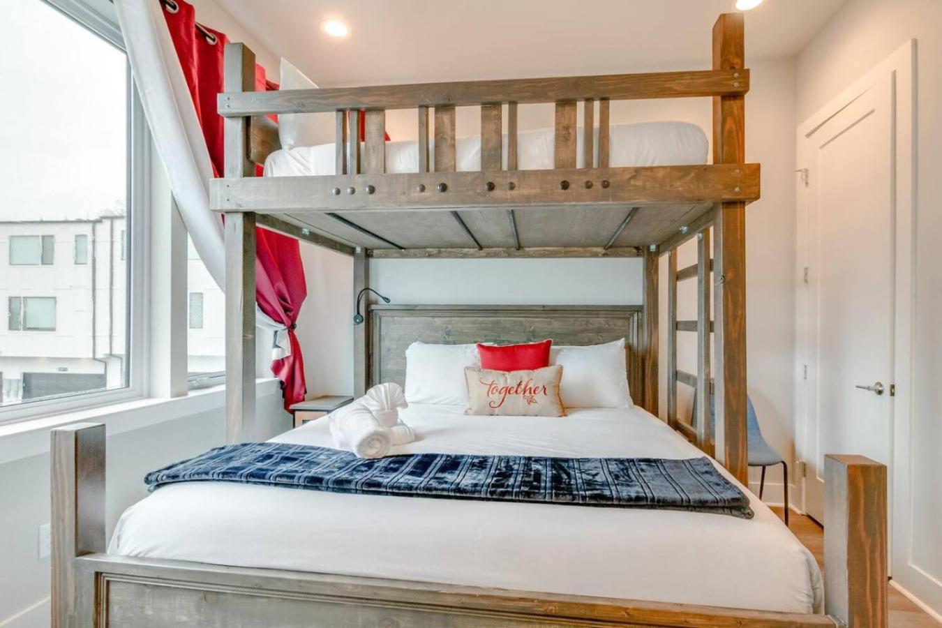 Spacious Contemporary Townhome With Private Rooftop Nashville