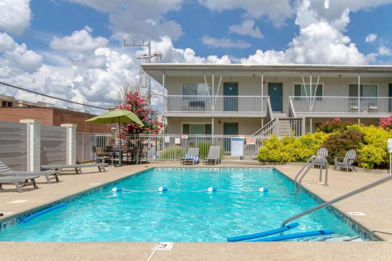 Delightful Charmer With Pool Access Holiday home Nashville