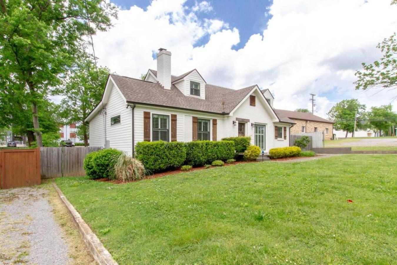 East Paradise 4 Bedroom Large Backyard