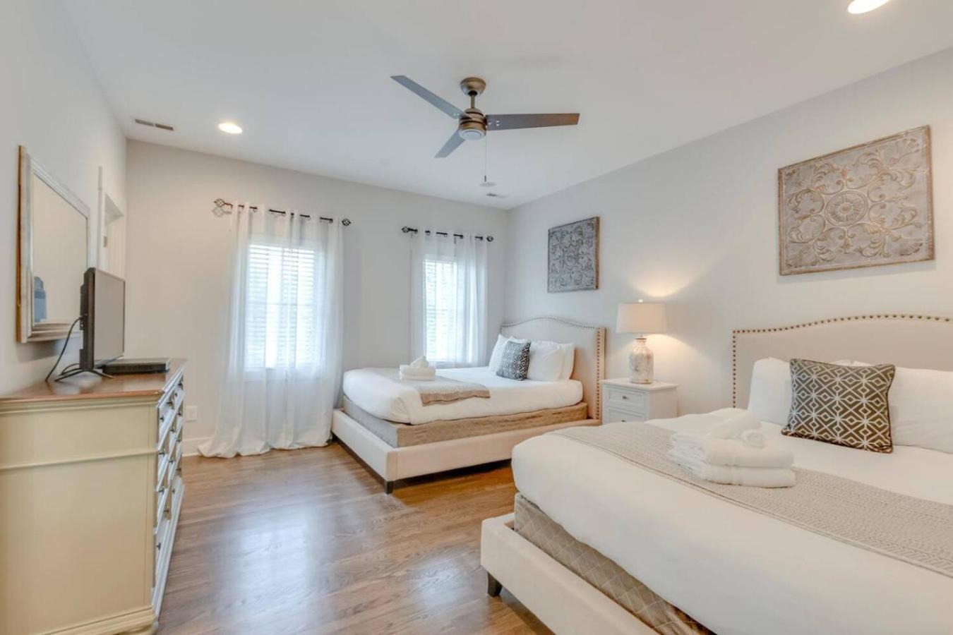 Hilltop Charmer Super Close To Downtown Three Bedroom *