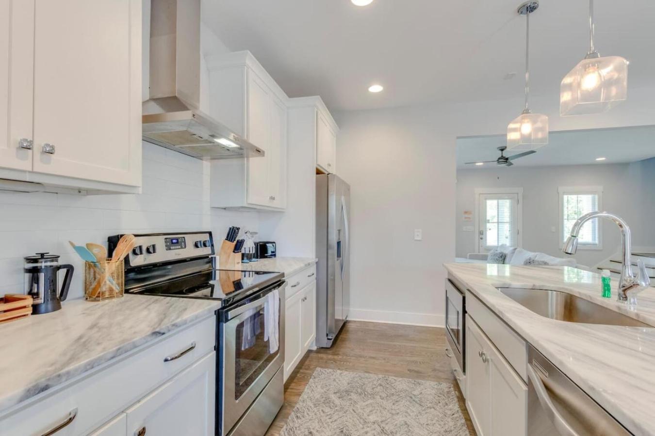 Hilltop Charmer Super Close To Downtown Three Bedroom Holiday home *