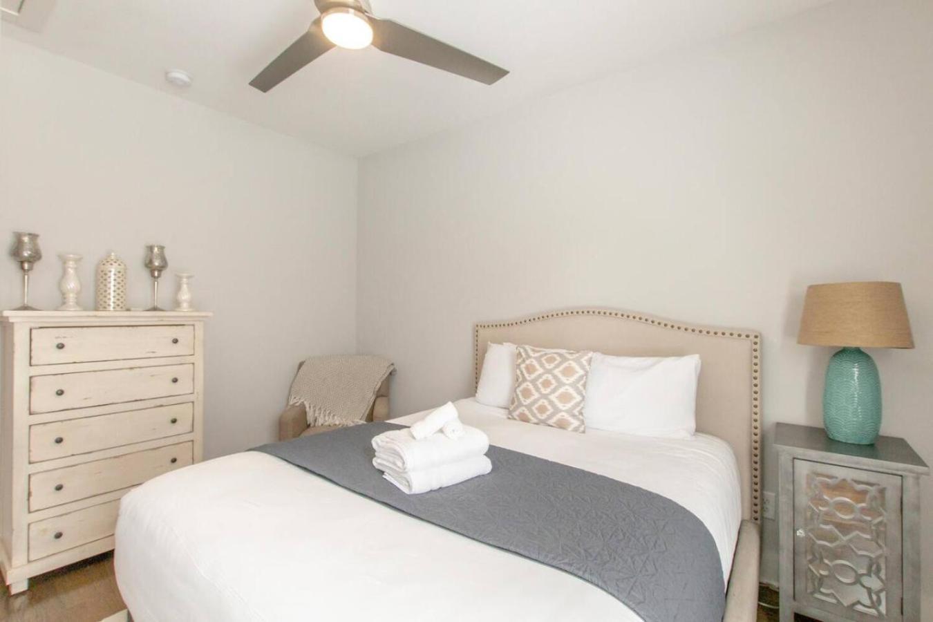 Hilltop Charmer Super Close To Downtown Three Bedroom