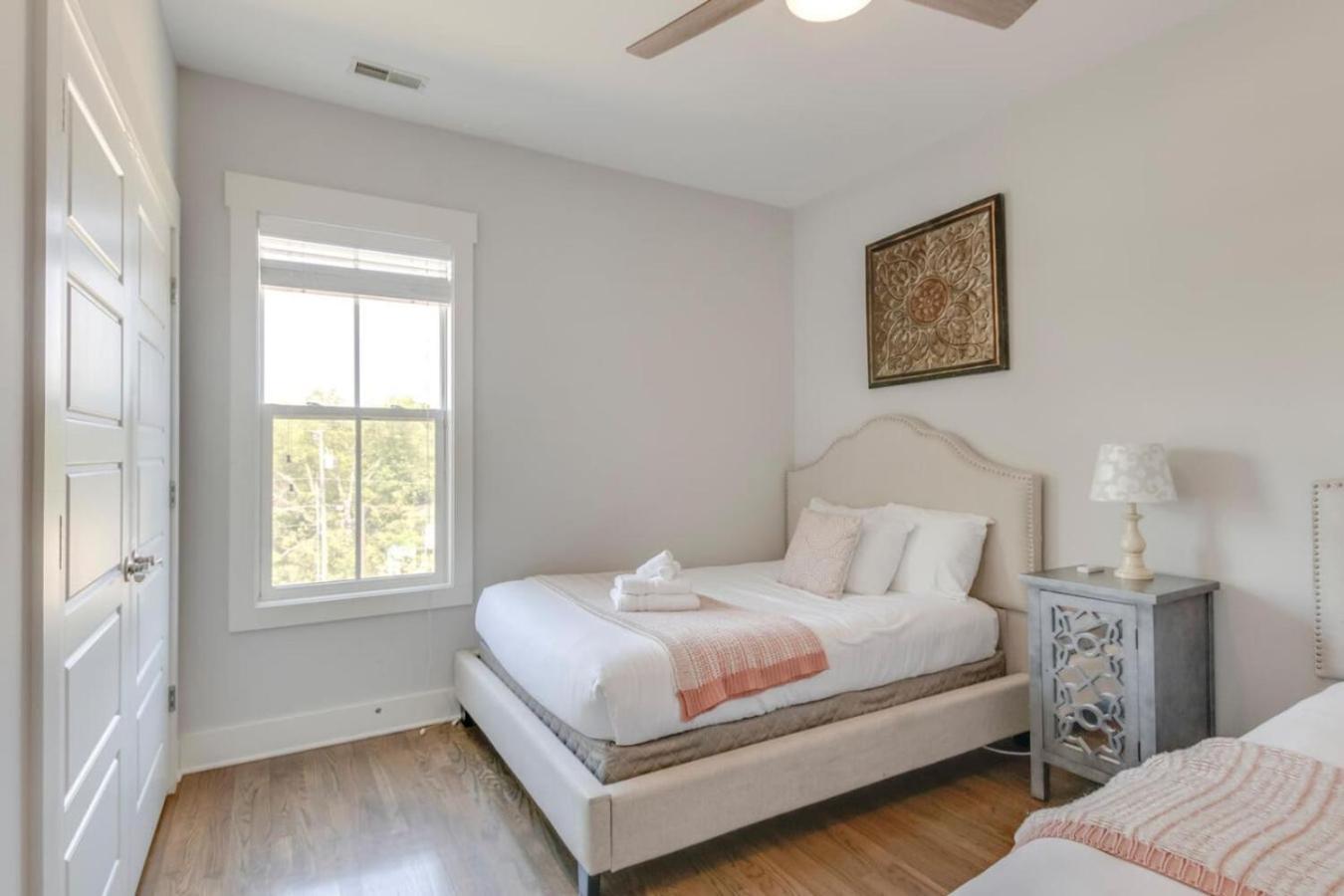 Hilltop Charmer Super Close To Downtown Three Bedroom