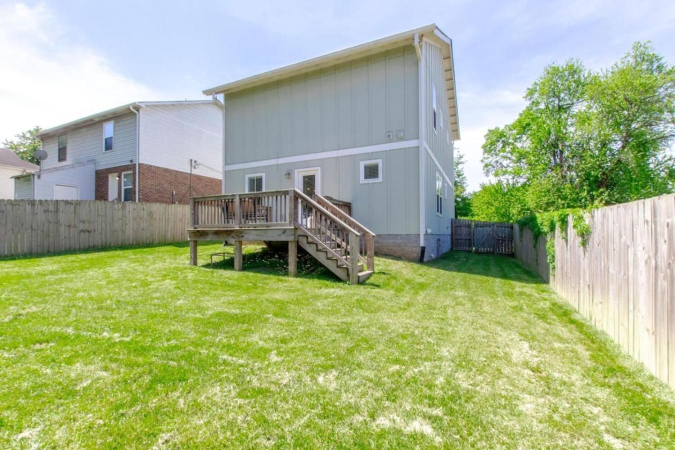 Hilltop Charmer Super Close To Downtown Three Bedroom Holiday home Nashville