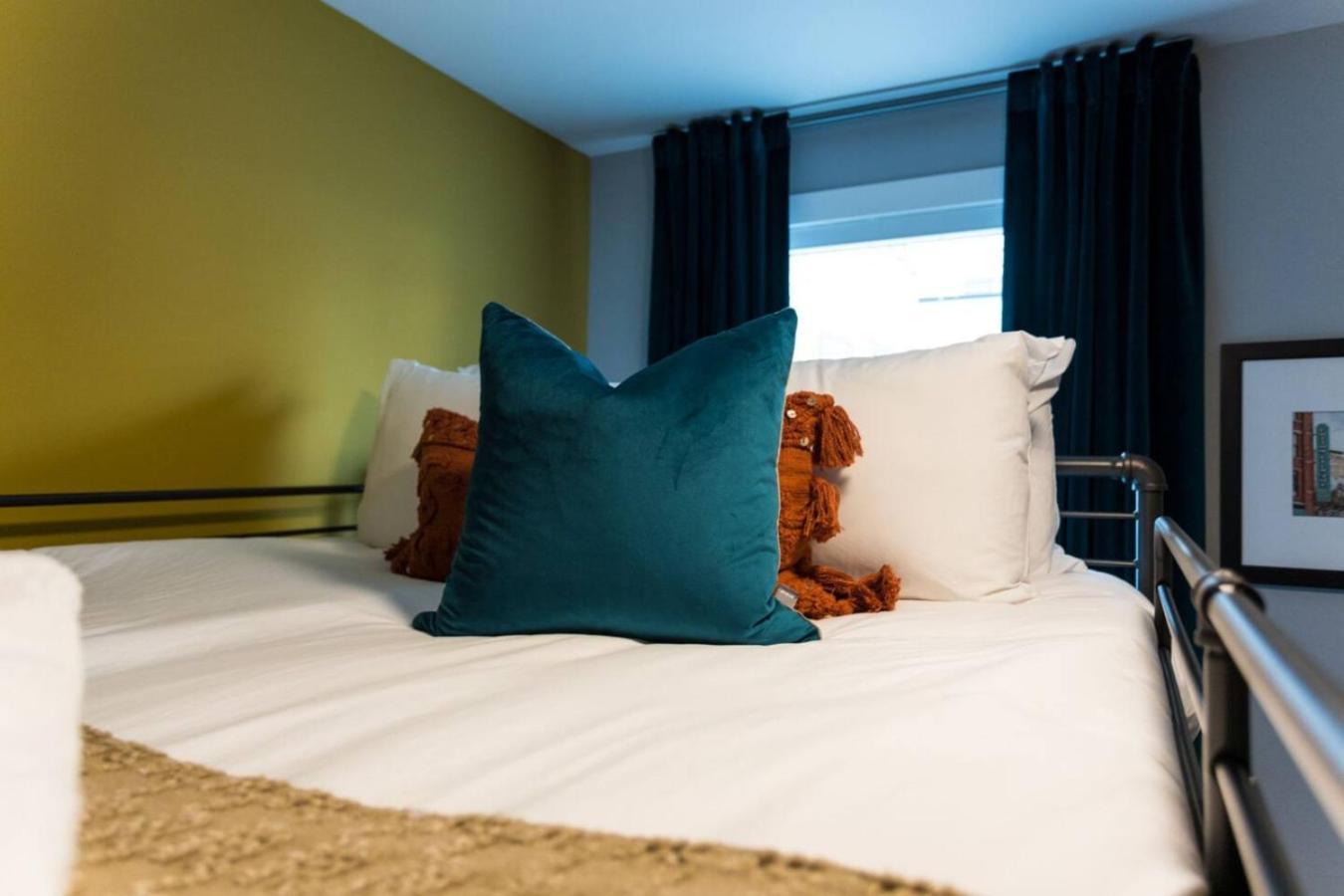 Luxury Downtown Townhome Elevated Skyline Views Holiday home *