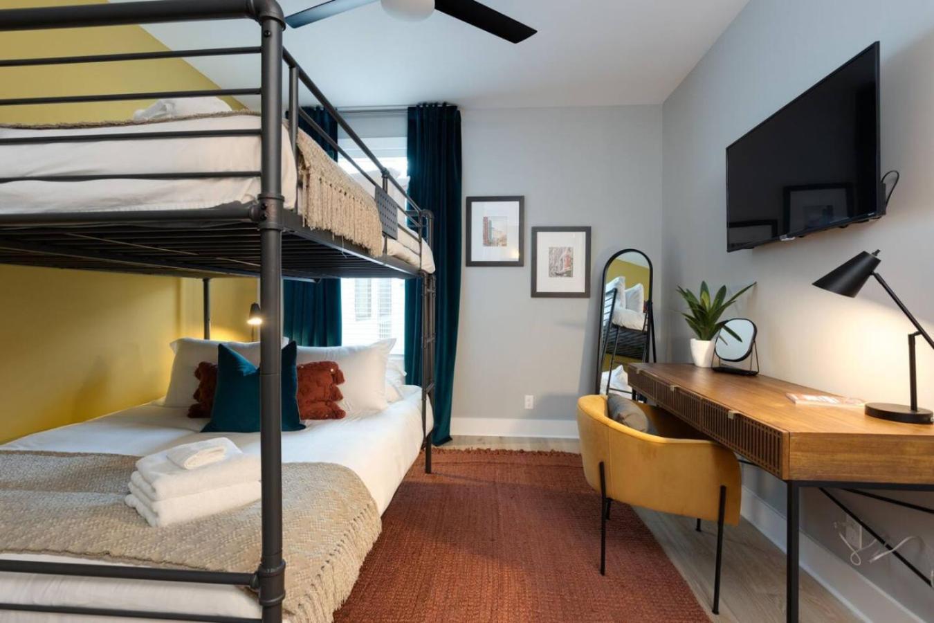 Holiday home Luxury Downtown Townhome Elevated Skyline Views *