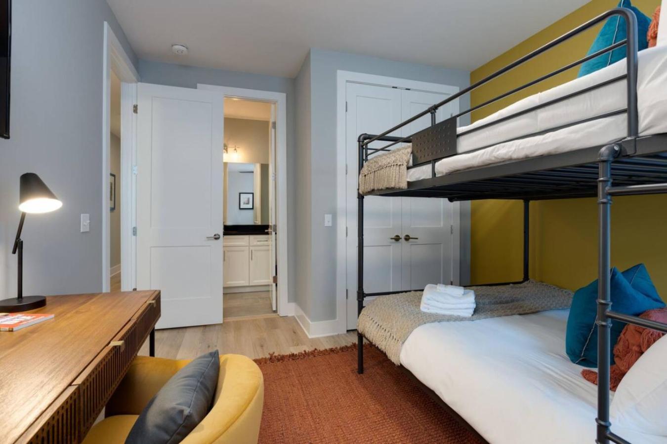 Luxury Downtown Townhome Elevated Skyline Views Holiday home Nashville