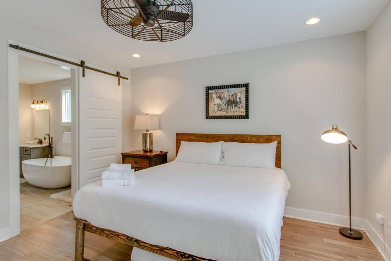 Luxurious Extraordinaire Three Bedroom Downtown Action Holiday home