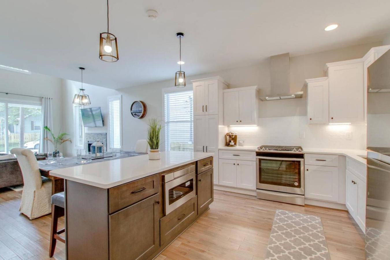 Luxurious Extraordinaire Three Bedroom Downtown Action Nashville