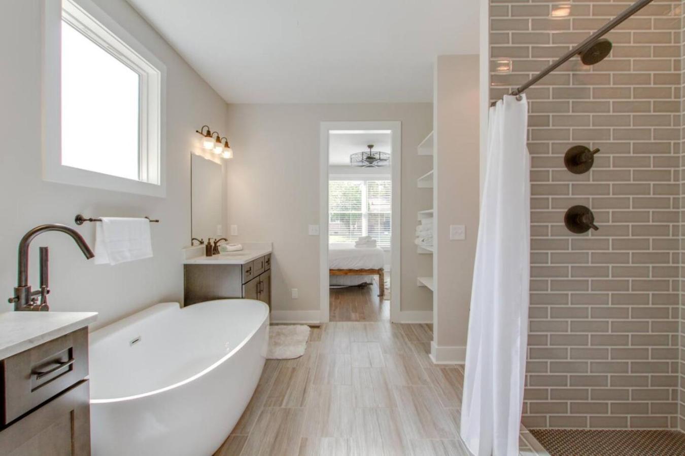 Luxurious Extraordinaire Three Bedroom Downtown Action Holiday home