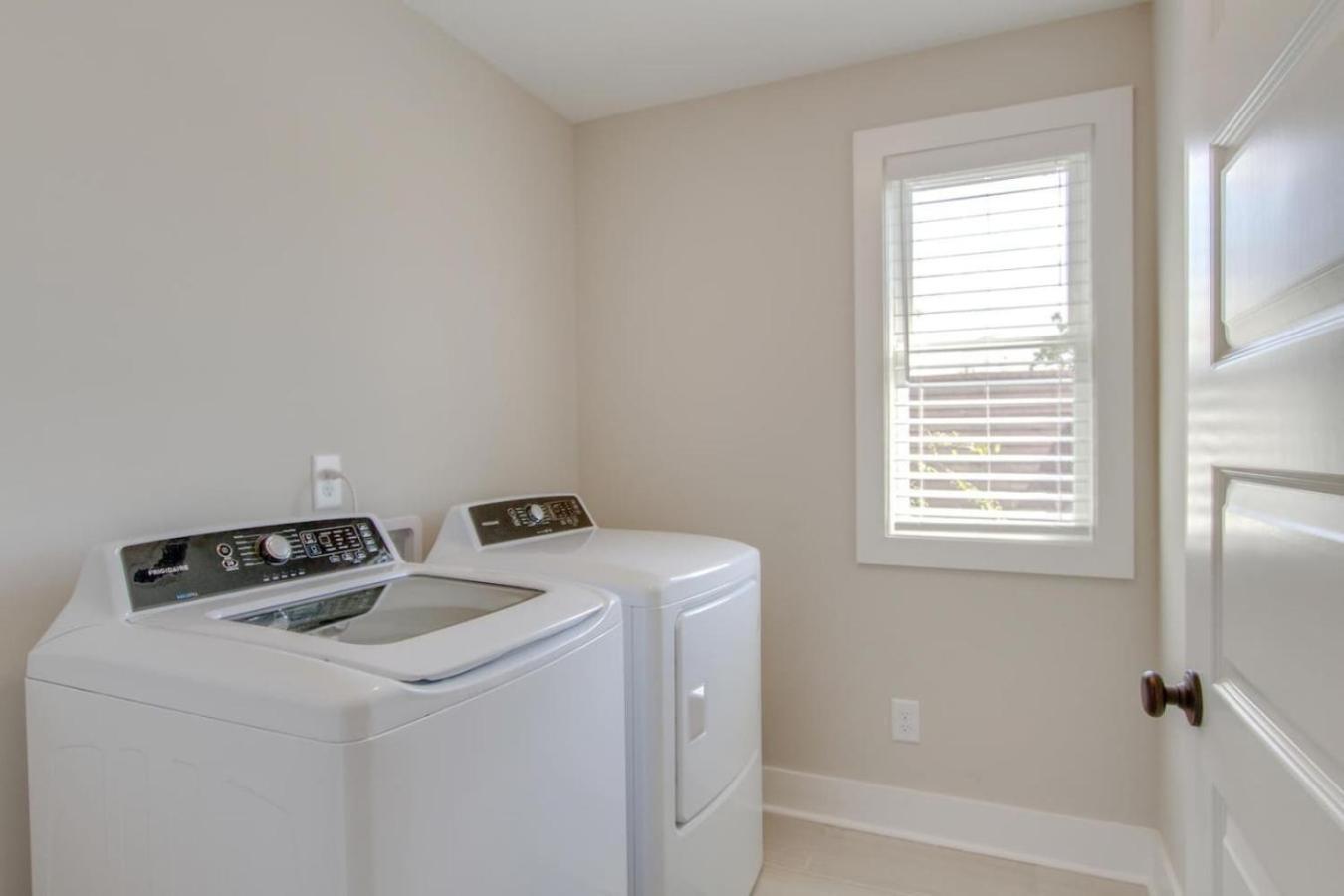 Luxurious Extraordinaire Three Bedroom Downtown Action Holiday home