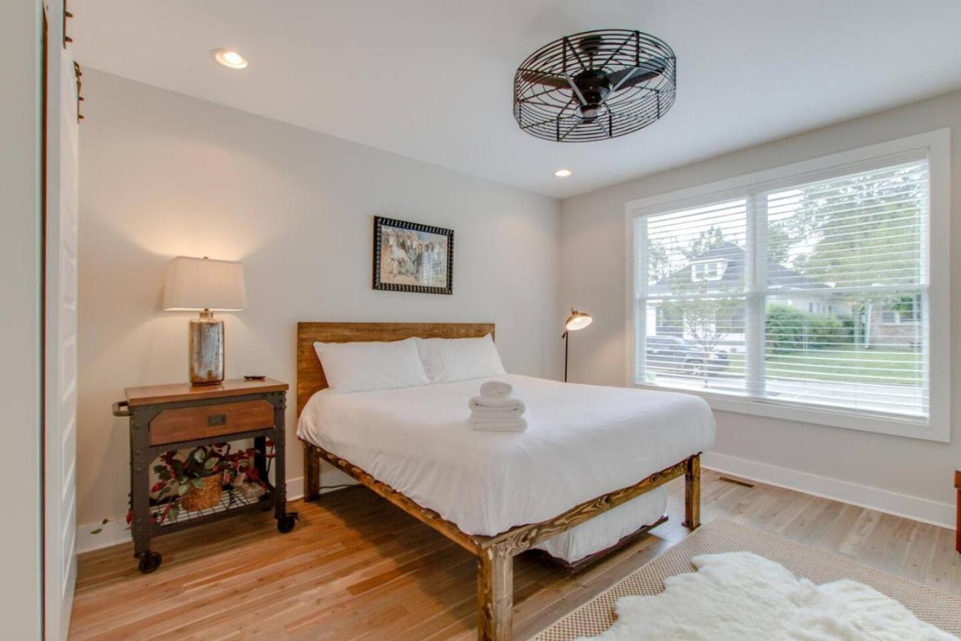 Luxurious Extraordinaire Three Bedroom Downtown Action Holiday home *
