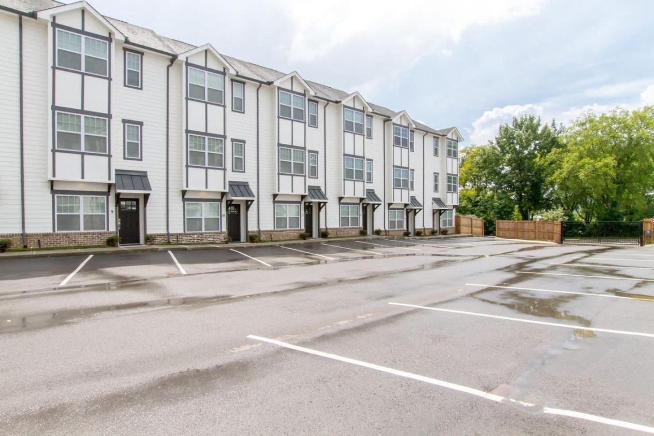 Minutes To Broadway Luxurious Gated Townhome Holiday home