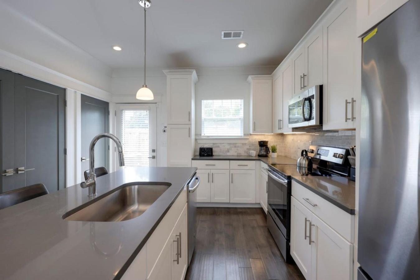 Minutes To Broadway Luxurious Gated Townhome *