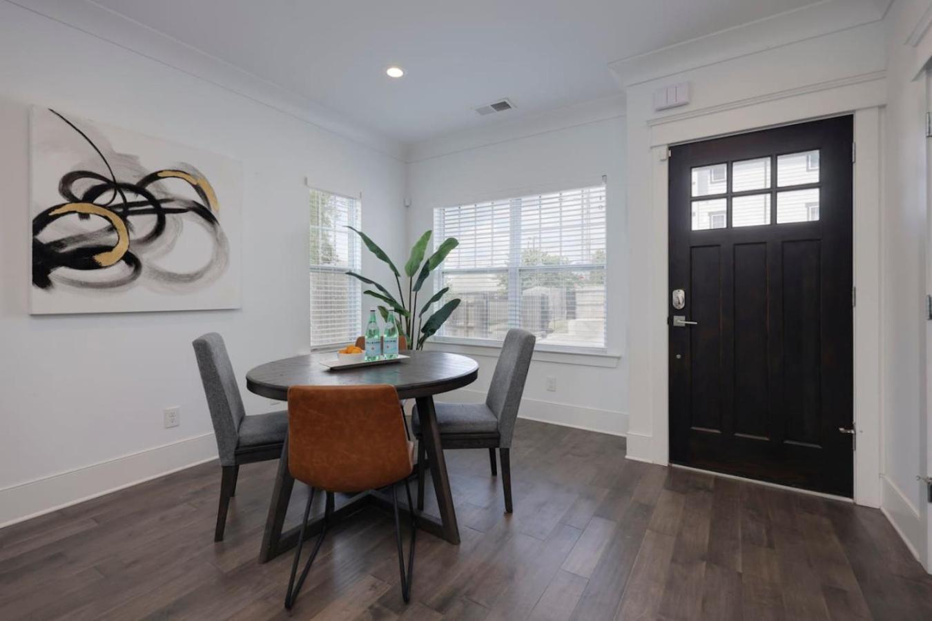 Minutes To Broadway Luxurious Gated Townhome Holiday home