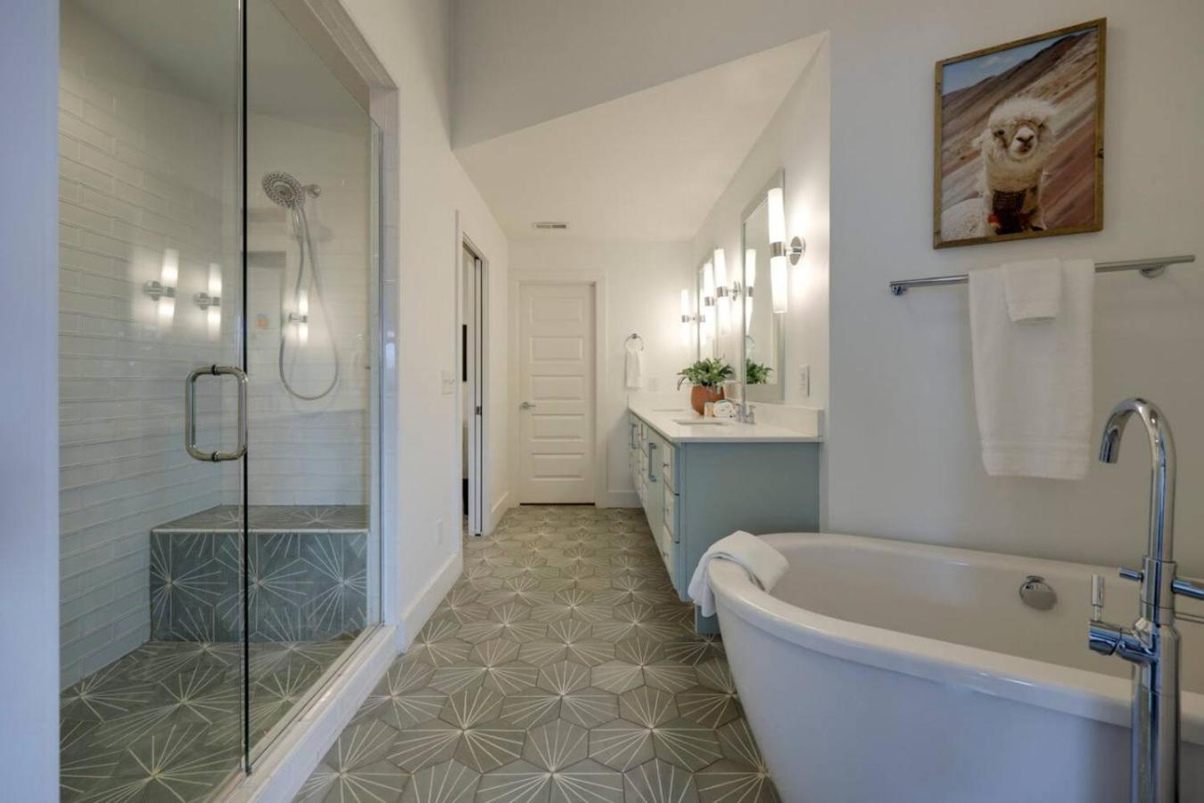 Stunning West End Walkable Area *