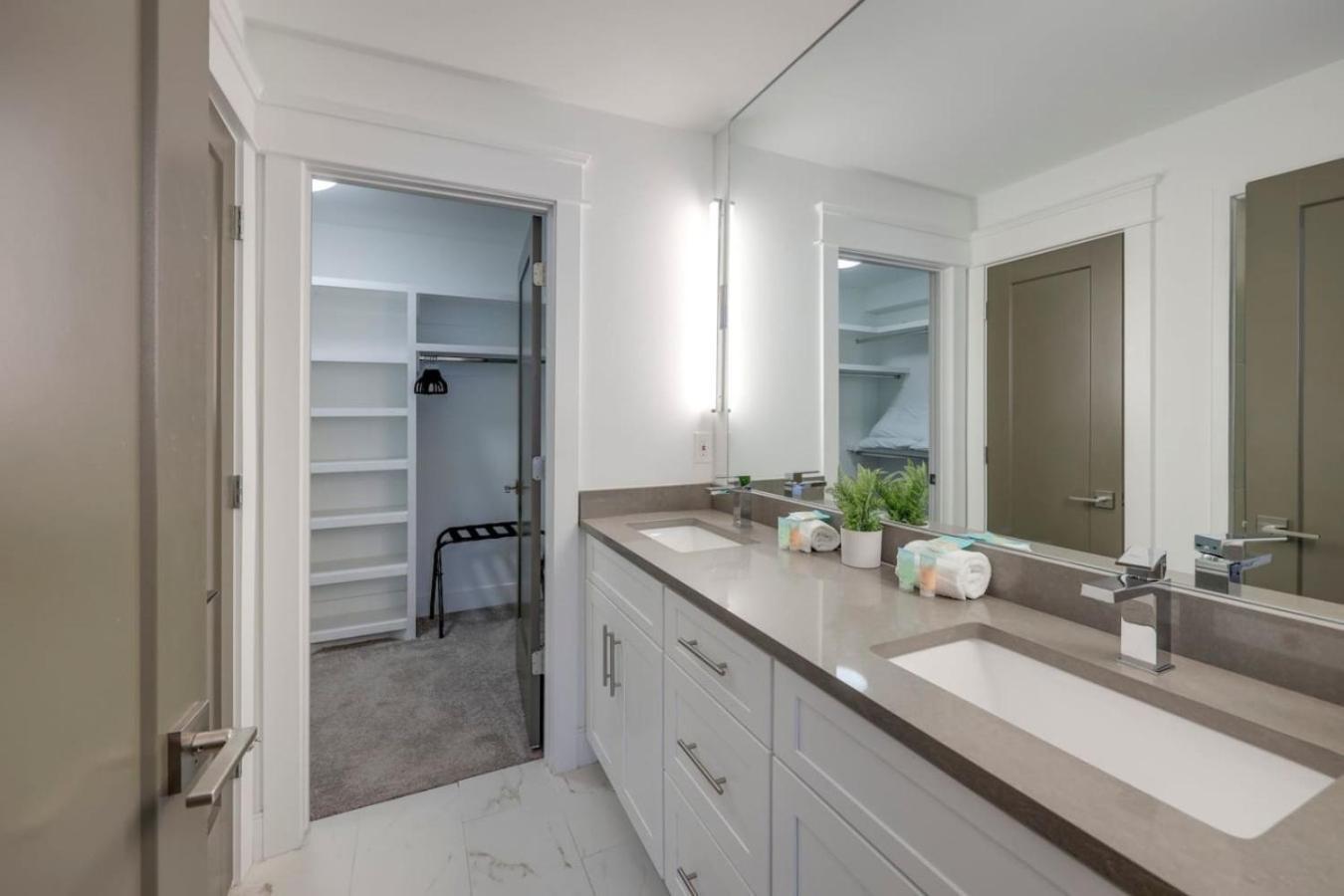 Minutes To Broadway Modern Gated Townhome *