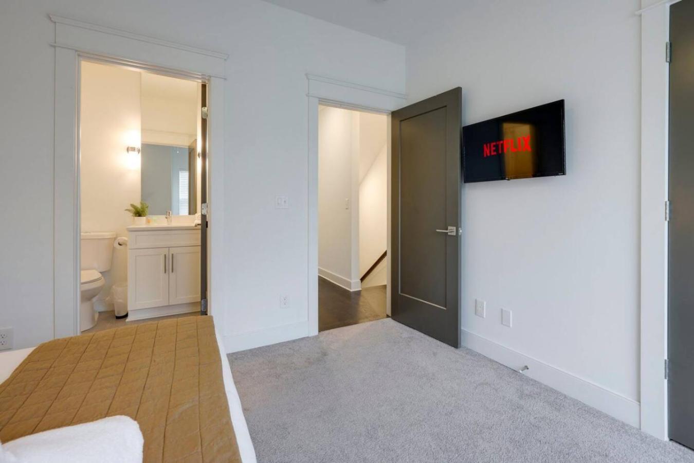 Minutes To Broadway Modern Gated Townhome Holiday home