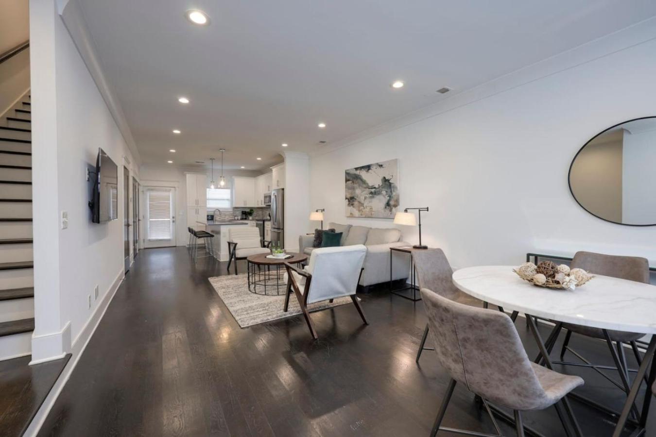 Minutes To Broadway Modern Gated Townhome Holiday home Nashville