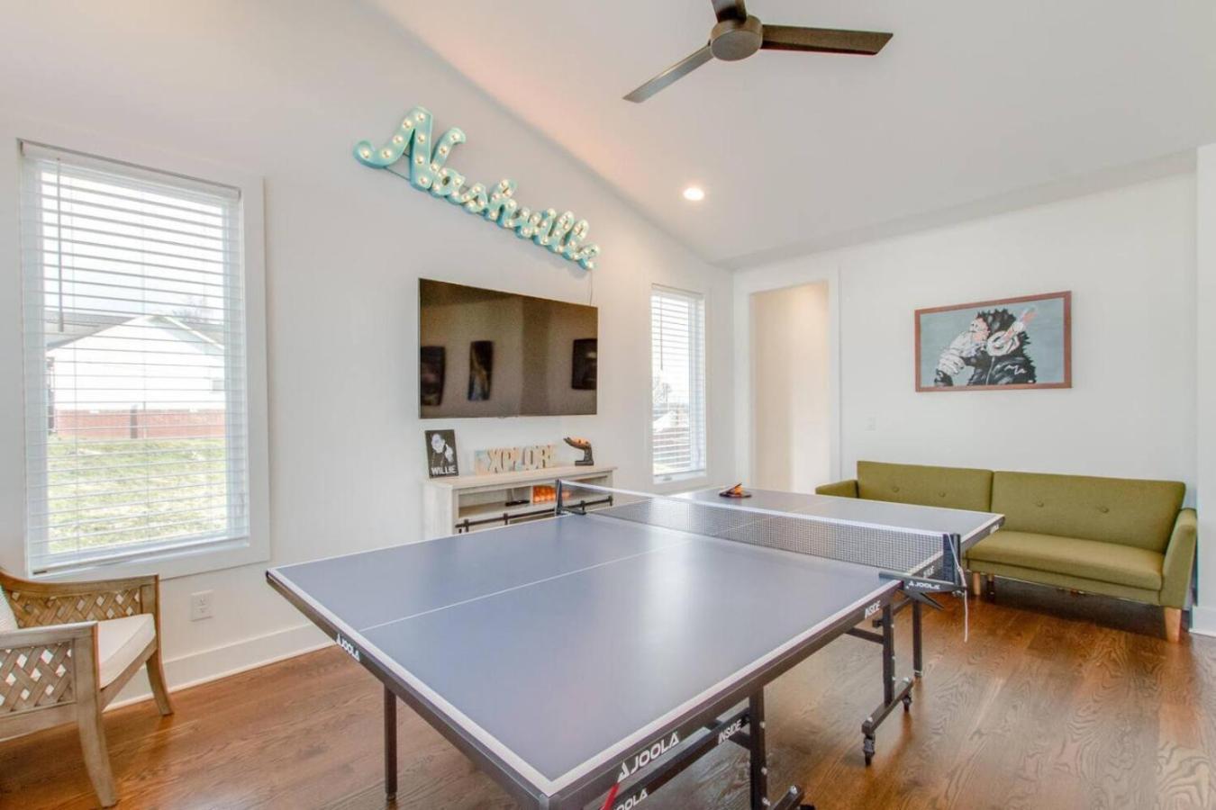 Modern Game Table Minutes To Broadway Holiday home
