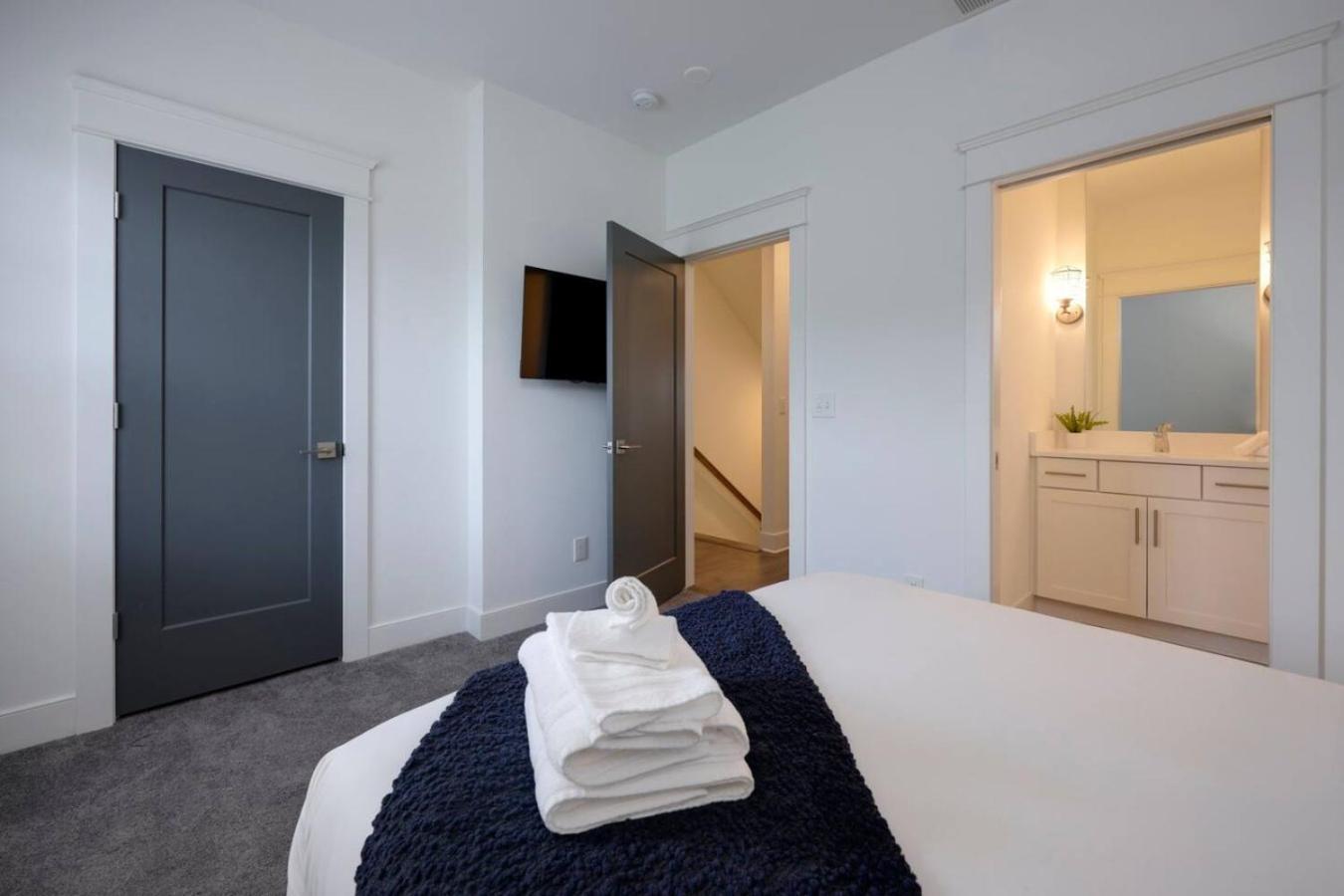 Minutes To Broadway Music Modern Townhome *