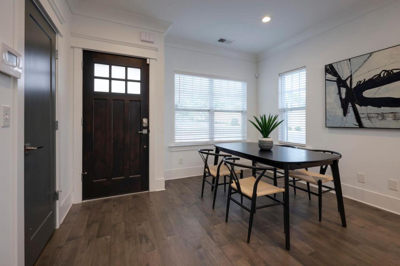 Minutes To Broadway Music Modern Townhome Holiday home *