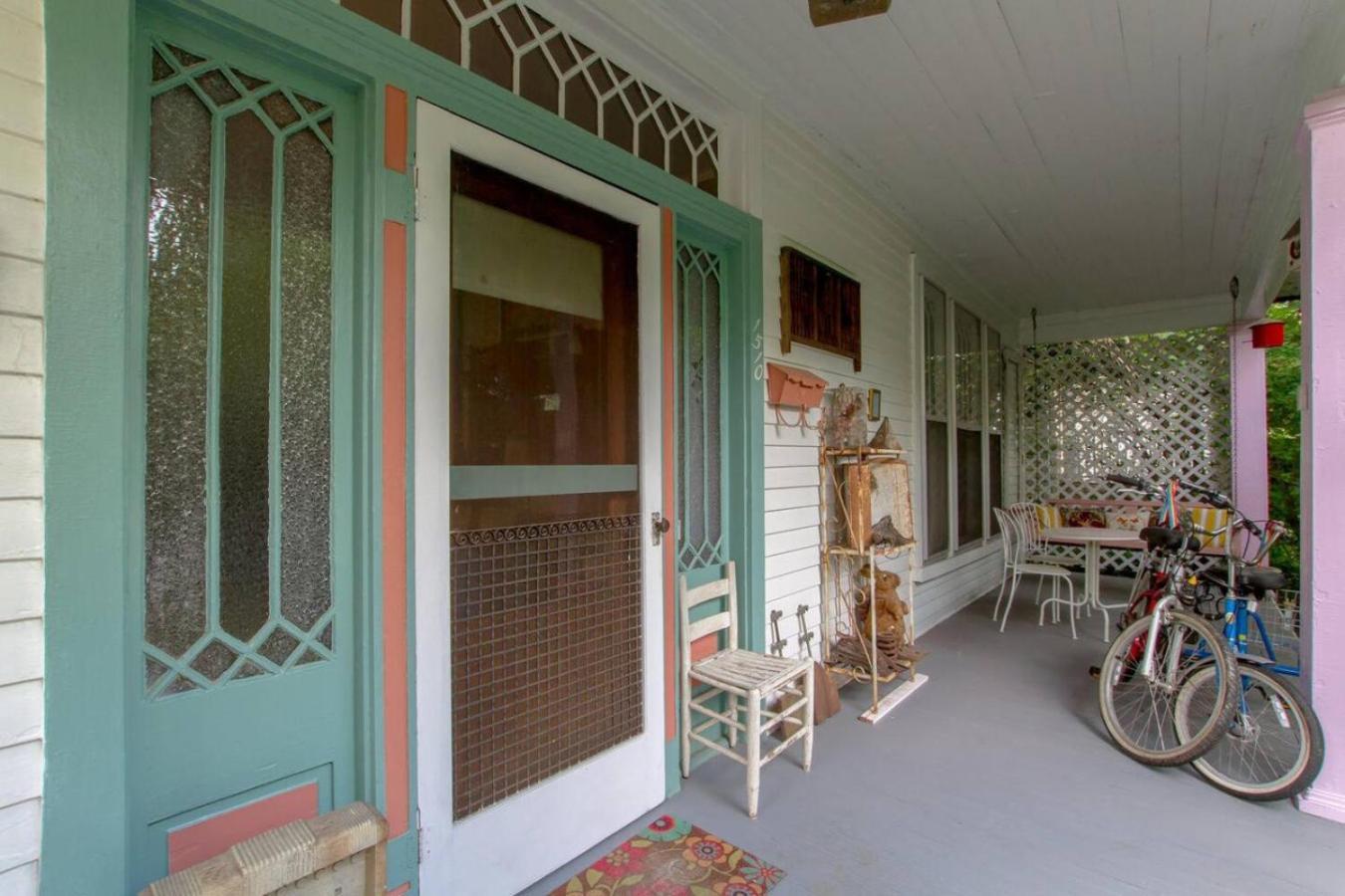 Petite Vintage Charmer Trendy East Holiday home
